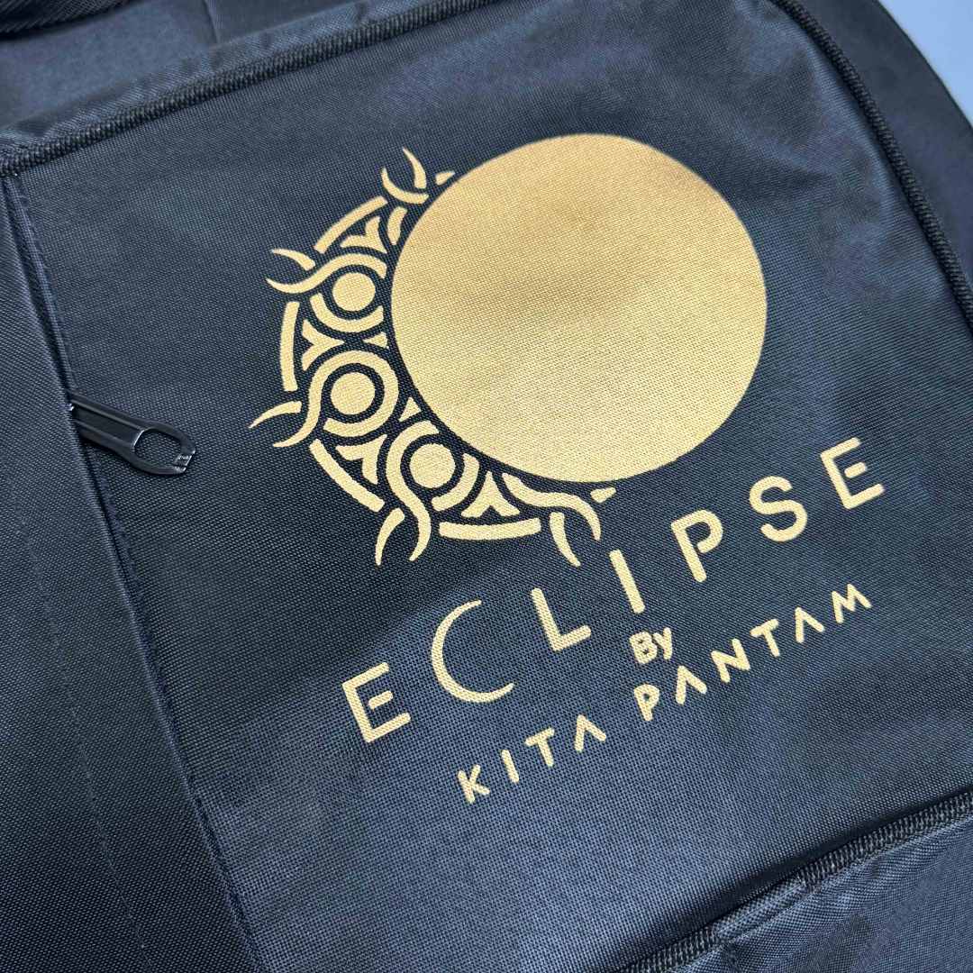 Detail Front (Logo & Tasche)
Detailaufnahme der Eclipse Handpan Softcase Tasche mit goldfarbenem Eclipse Logo, hochwertiger Fronttasche für Zubehör und strapazierfähigem Stoff für sicheren Schutz der Handpan