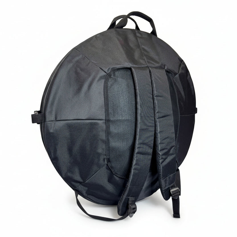 Rückseite (Tragegurte sichtbar)
Rückseite der Eclipse Handpan Tasche von Kita Pantam mit gepolsterten Rucksackgurten, ergonomischem Rückenpolster und robustem, wasserabweisendem Material für komfortablen Transport