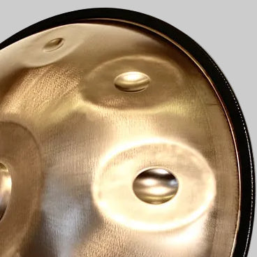 Eine Handpan der Marke Spirit Soul steht auf einem Handpan Instrumenten Ständer. Du möchtest Handpan spielen lernen? Bei Handpan.World kannst Du die passende Handpan günstig kaufen.