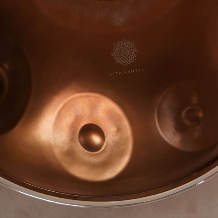 Eine Kita Handpan aus dem besonderen Ember Steel steht bei Handpan.World zur zur Miete - die günstige Mietgebühr wird beim kaufen 100% angerechnet.