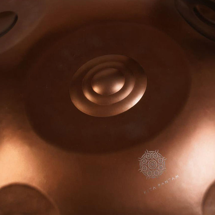 Hoch resonante Ember Steel Handpan in der 432 Hz Heilfrequenz kannst Du vor dem kaufen bei Handpan.World mieten.