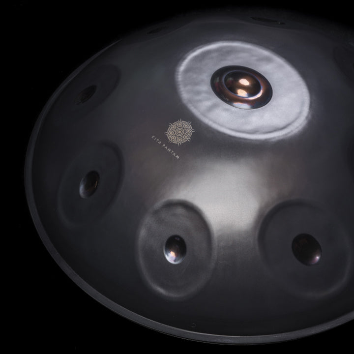 Schwarze, nitrierte Handpan mit golden polierten Dome und Dimpel. Handgefertigte Handpan kaufen vom Maker Kita Pantam aus dem Handpan.World Netzwerk.