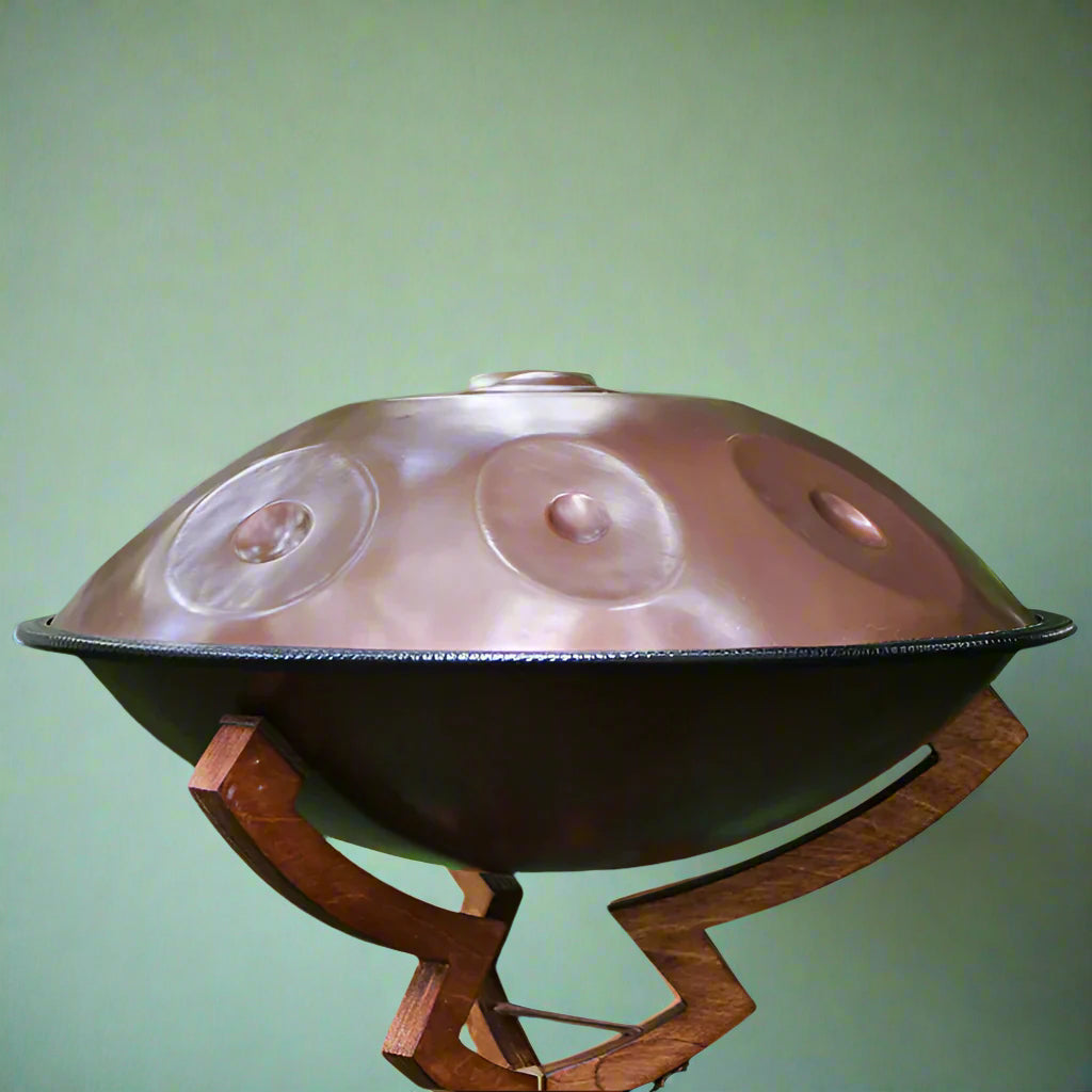 Mini Spirit Soul Handpan aus Edelstahl steht draußen auf einem Handpan Ständer