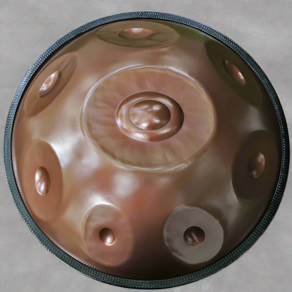 Mini Spirit Soul Handpan aus Edelstahl liegt mit der Vorderseite nach oben zwischen Pflanzen in der Natur