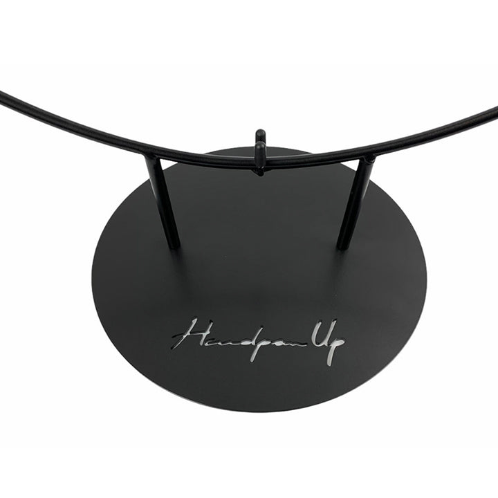 Nahaufnahme einer Handpan-Up Halterung für Handpans bei der die Einkerbung "Handpan Up" deutlich erkennbar ist.