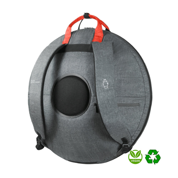 Simplybag in hellgrau von hinten mit veganem und recycelbarem Abzeichen in der unteren rechten Ecke