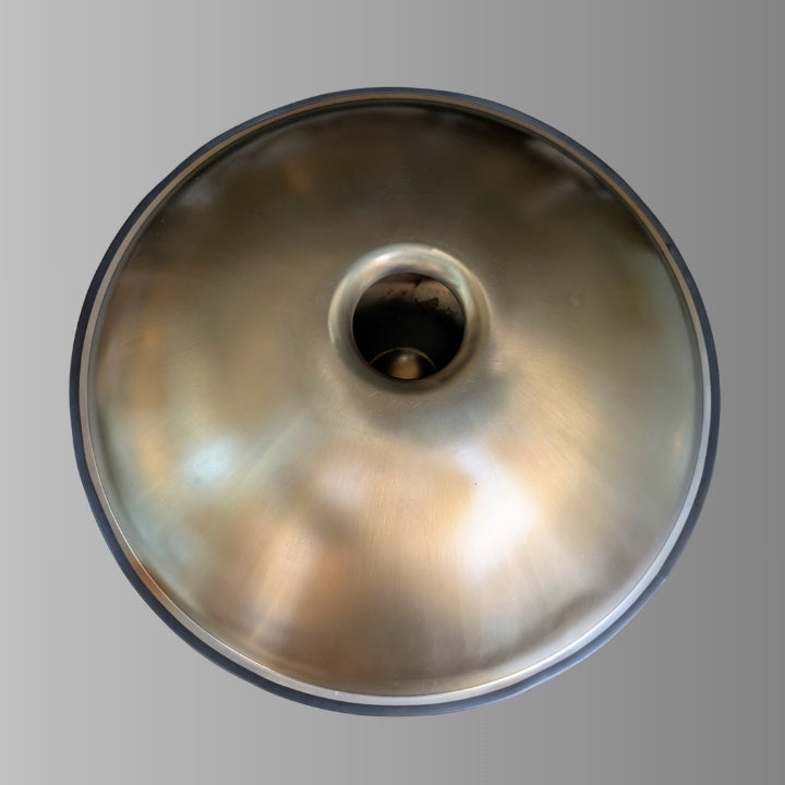 Embersteel Handpan von Unten in einem weißen, hellen Raum.