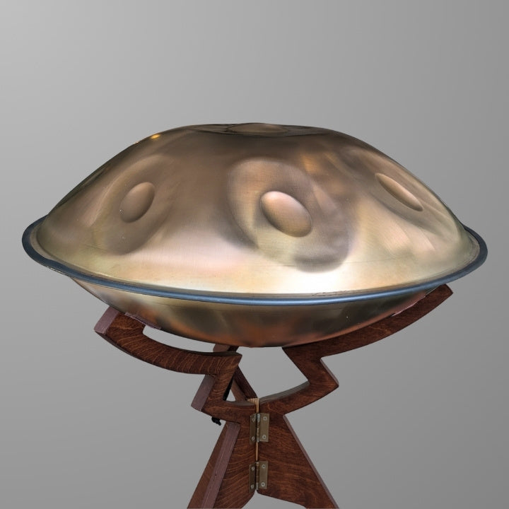 Embersteel Handpan steht auf einem Ständer. Man sieht die Handpan von der Seite auf einem weißen Hintergrund.