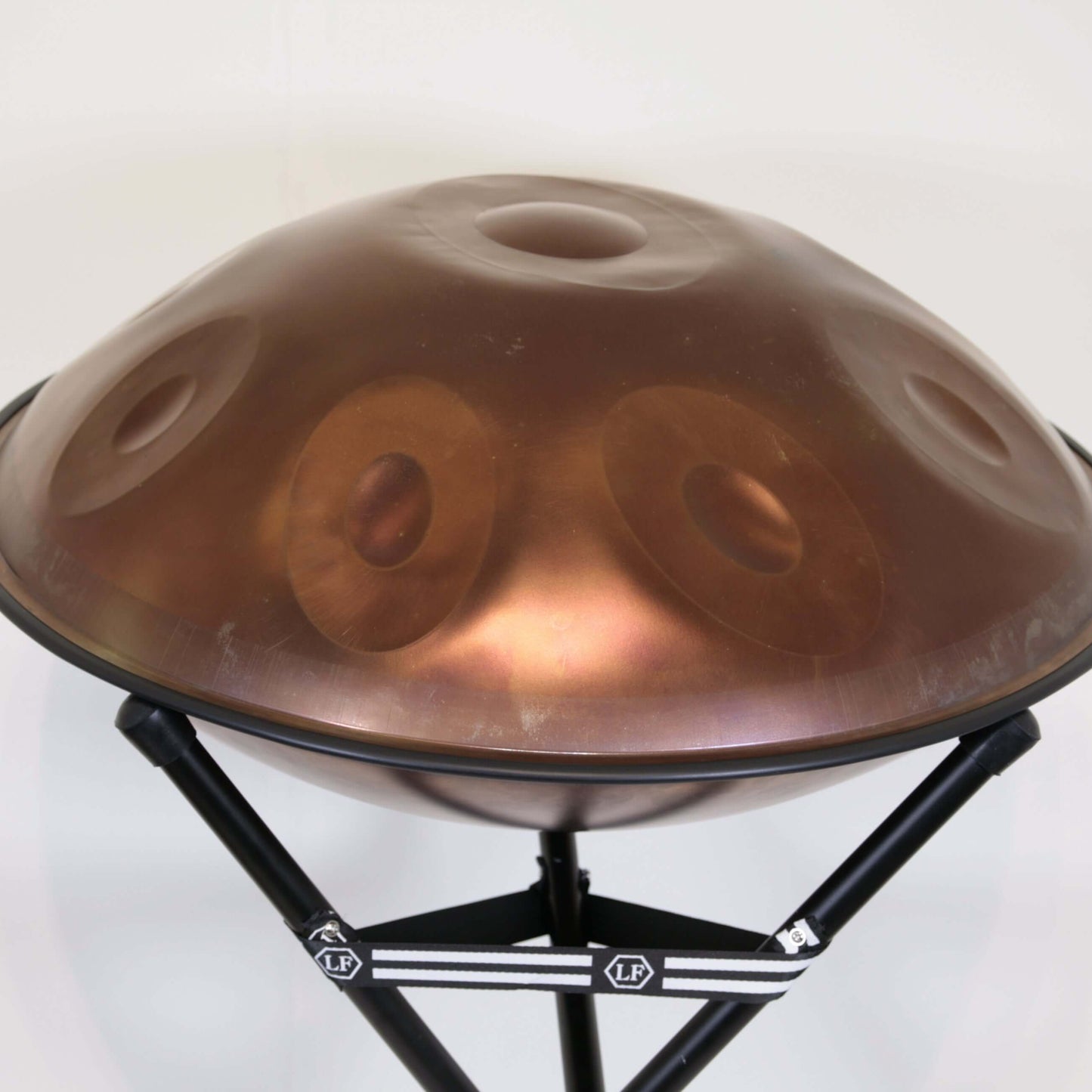 Bronzefarbene Handpan auf einem Ständer seitlich