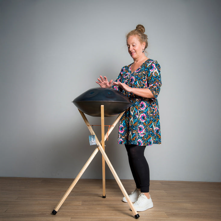 Ein Art of Impro Handpanständer zum in stehen spielen aus Deutschland wird mit einer Handpan drauf gespielt