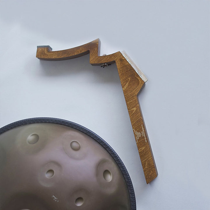 Zwei zusammengefaltete Katanui Handpan Drum Ständer aus Holz liegen nebeneinander auf einem weißen Hintergrund - Ein kleiner Handpanständer zum Spielen im Sitzen und ein großer zum Spielen von Handpans im Stehen.