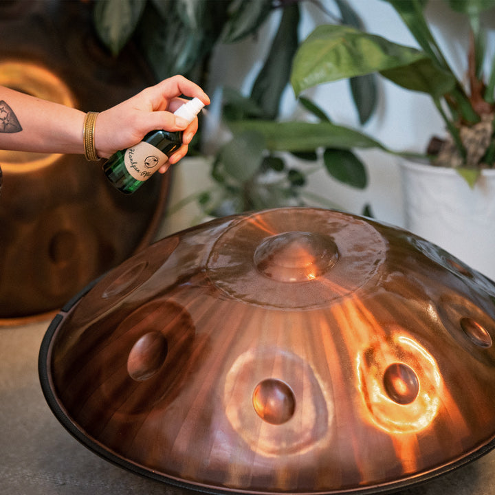 Eine Edelstahl Handpan aus Embersteel wird mit einem Handpan.World Pflege-Öl gereinigt.