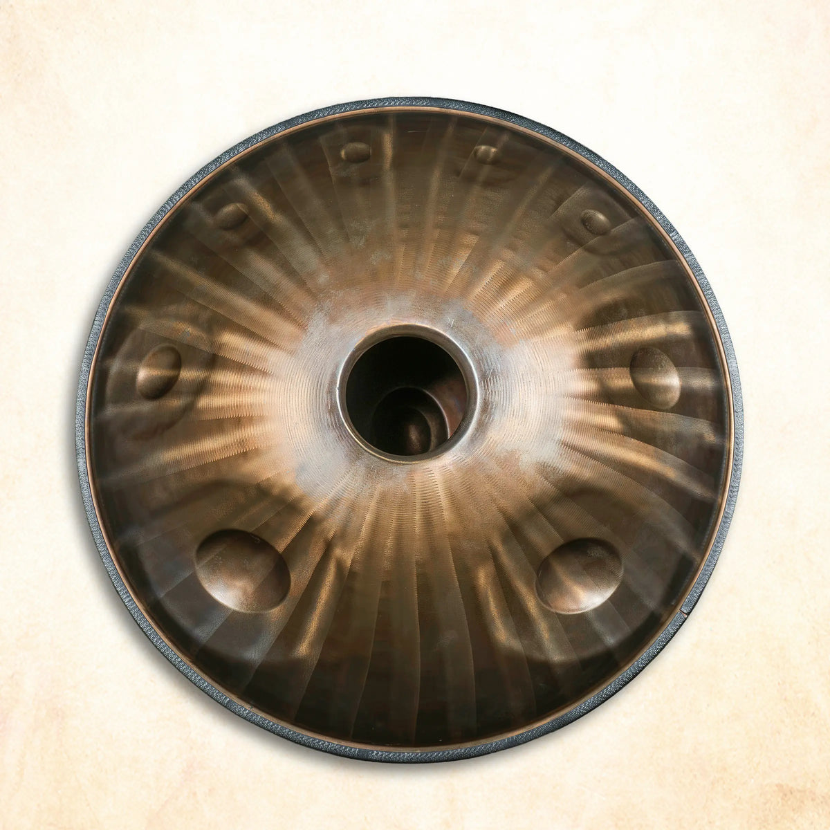 Aela Bottom Note Handpan aus Edelstahl – hochwertige Handpan mit präziser Verarbeitung, ausgewogener Resonanz und warmem, harmonischem Klang für Anfänger und erfahrene Musiker.