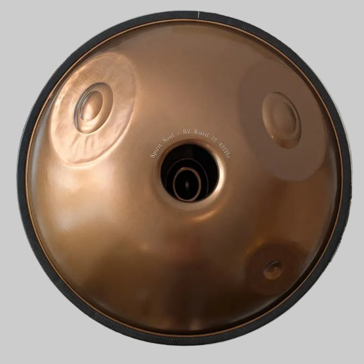 Die Spirit Soul B2 12 Noten Handpan aus Edelstahl ist das perfekte Musikinstrument für Einsteiger, um das Handpan Spielen leicht zu lernen. Sie hat einen langen und Oberton reichen Nachklang und ist einfach anzuschlagen und unkompliziert in der Pflege.