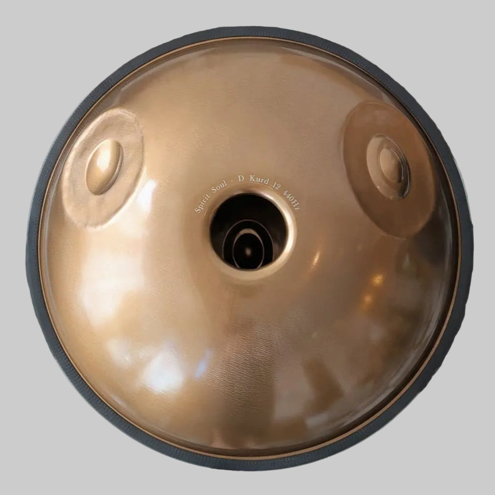 Die Spirit Soul Handpan aus Edelstahl ist das perfekte Musikinstrument für Einsteiger, um das Handpan Spielen leicht zu lernen. Sie hat einen langen und Oberton reichen Nachklang und ist einfach anzuschlagen und unkompliziert in der Pflege.