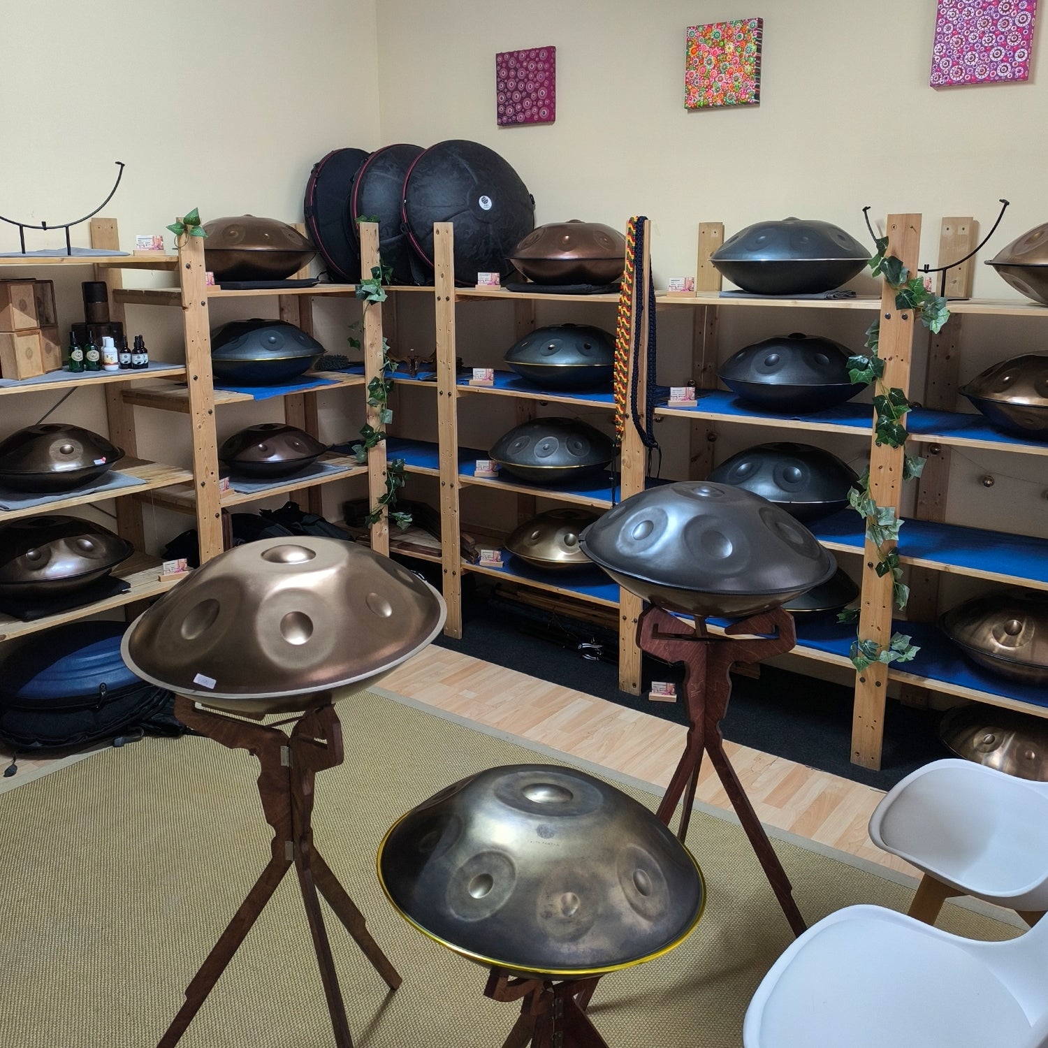 Mehrere Handpans stehen in den Regalen im Showoom in Aschaffenburg