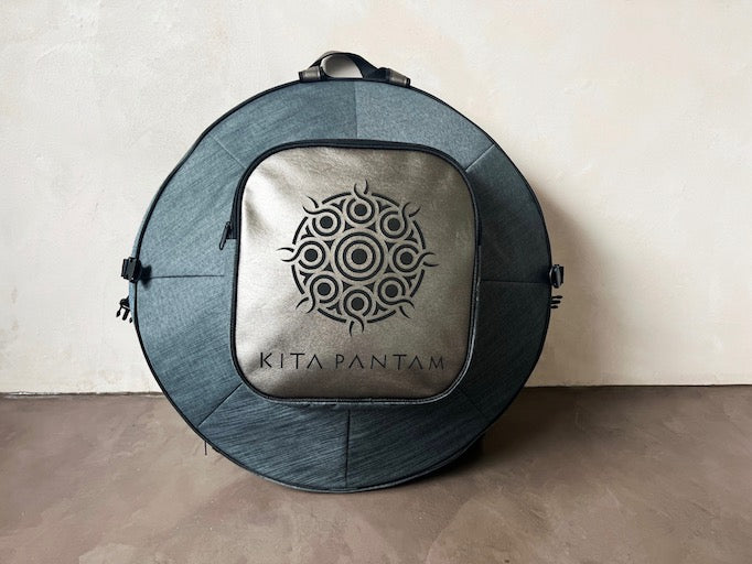 Eine praktische Handpan Softcase Handpan Tragetasche im stylischen grau-goldenen Design ist die perfekte Rucksack Tasche für Deine Handpan