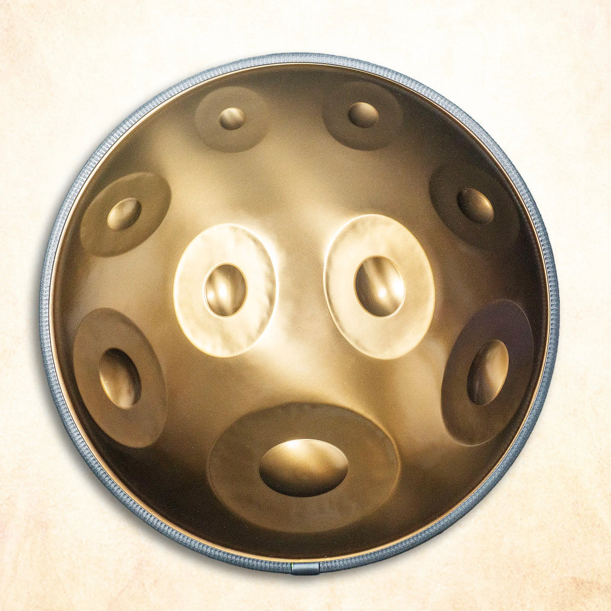 Horayzon Handpan Drum mit harmonischem Klang, hochwertiger Handwerkskunst und vielseitiger Spielbarkeit für Anfänger und Einsteiger günstig bei Handan.World kaufen.