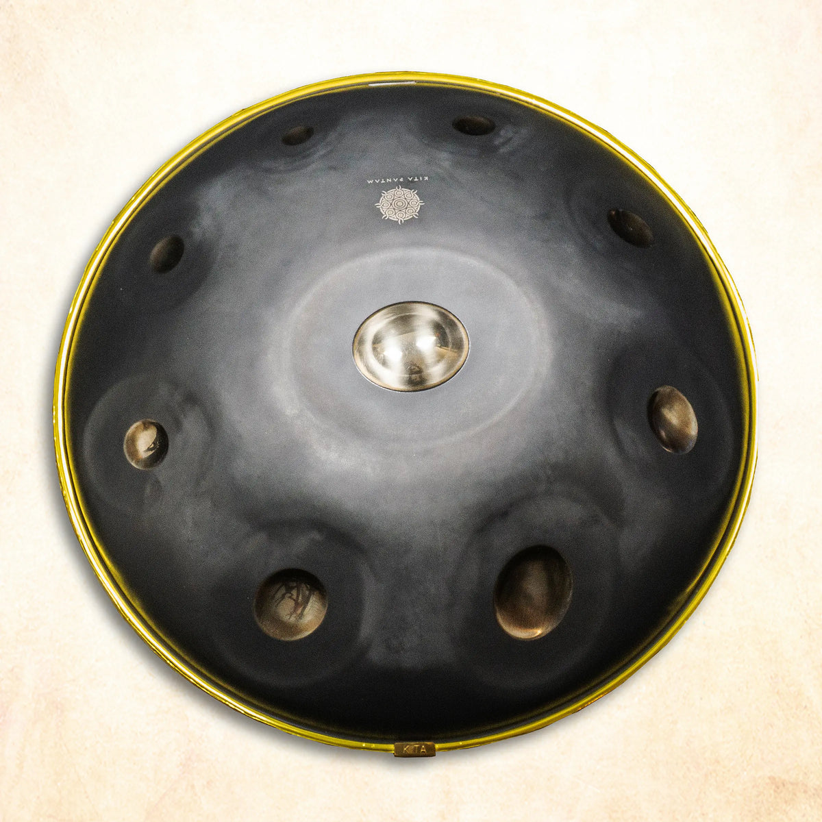 Kita Pantam Handpan aus nitriertem Stahl, handgefertigt mit ausgewogener Klangbalance, klarem Sound und vielseitiger Spielbarkeit.