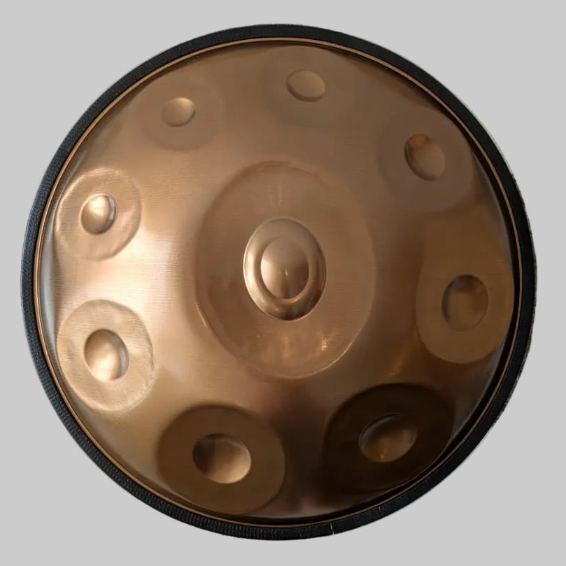 Bei Handpan.World findest Du günstige Handpans für Einsteiger und professionelle Handpan Spieler zum kaufen. Die Spirit Soul B2 12 Noten Handpan zeichnet sich durch eine perfekte Preis-Leistung aus.