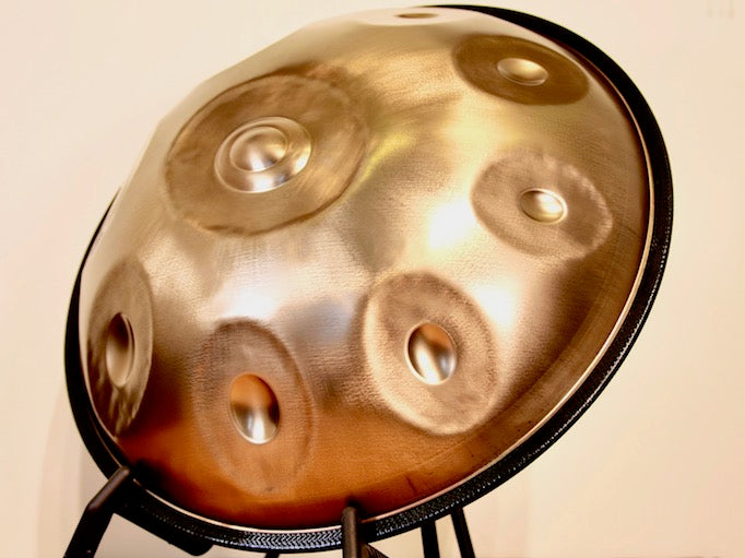 Bei Handpan.World findest Du günstige Handpans für Einsteiger und professionelle Handpan Spieler zum kaufen. Die Spirit Soul Handpan Drum zeichnet sich durch eine perfekte Preis-Leistung aus. 