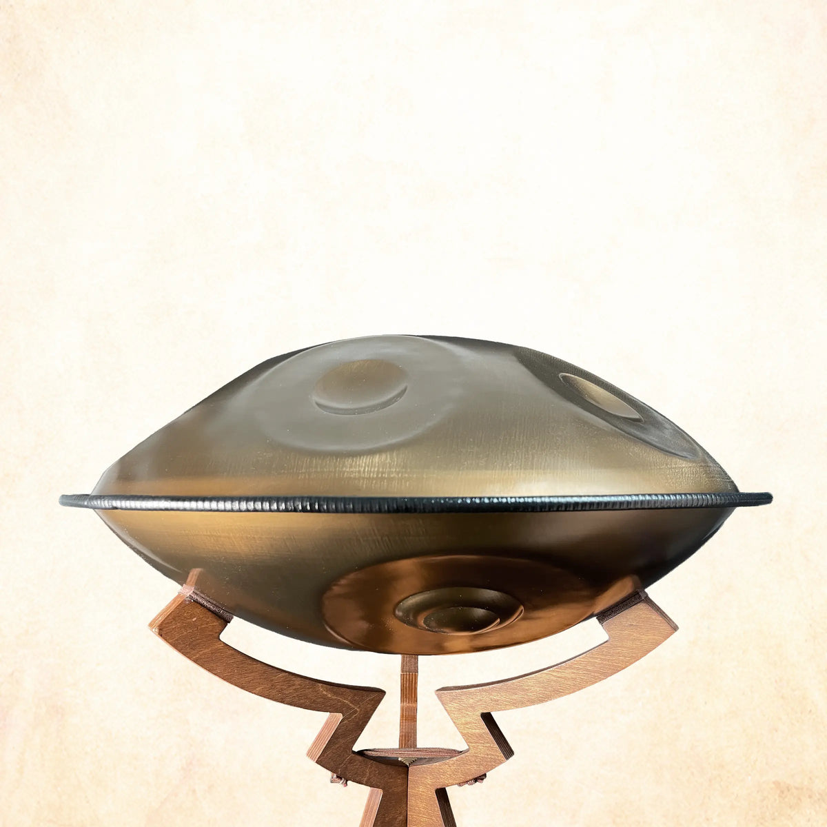 Eine kupferfarbene Edelstahl-Handpan von Spirit Soul auf einem Handpan-Ständer, bereit zum Spielen. Entdecke diese und weitere Handpans bei Handpan.World