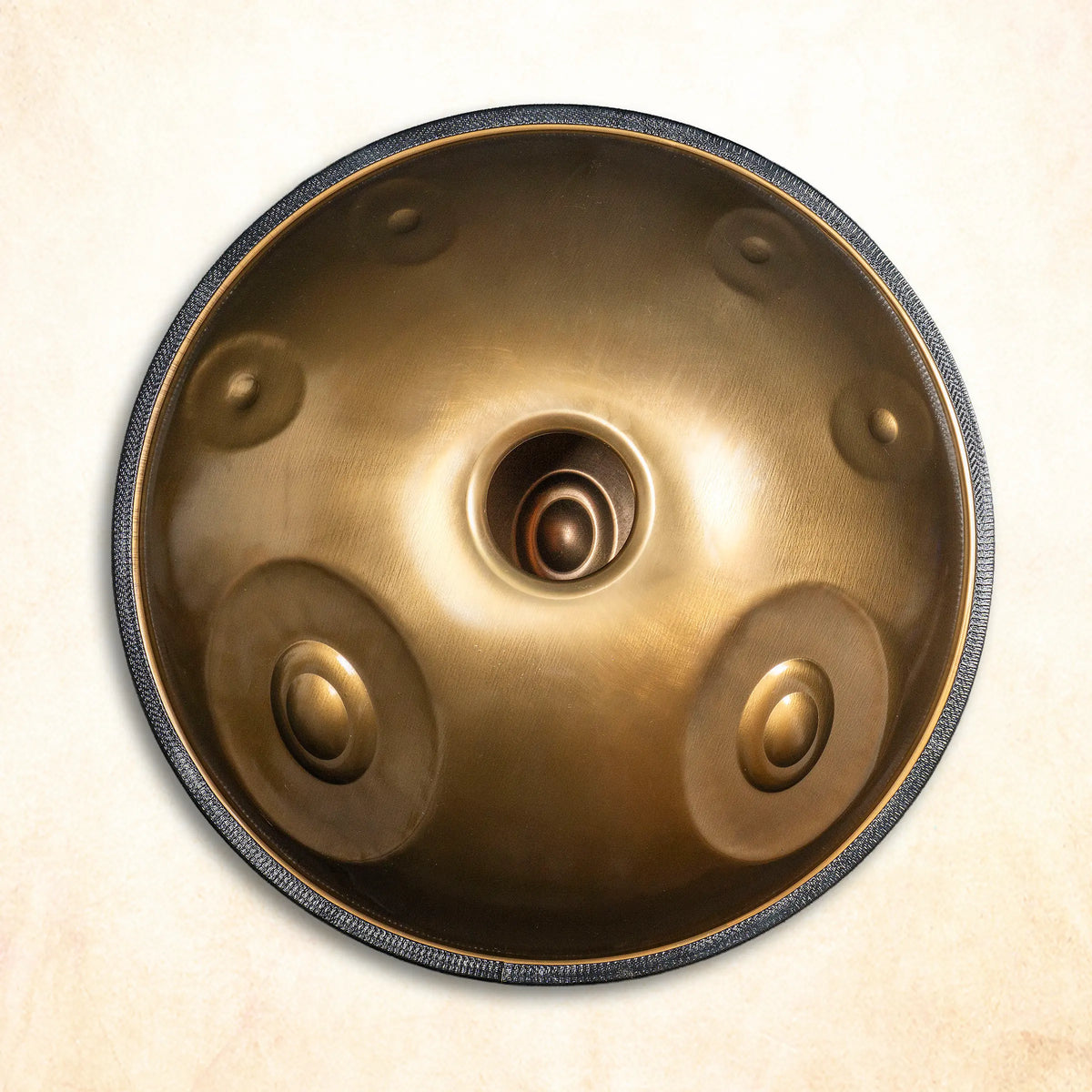 Die Spirit Soul Handpan aus Edelstahl ist das perfekte Musikinstrument für Einsteiger, um das Handpan Spielen leicht zu lernen. Sie hat einen langen und Oberton reichen Nachklang und ist einfach anzuschlagen und unkompliziert in der Pflege.