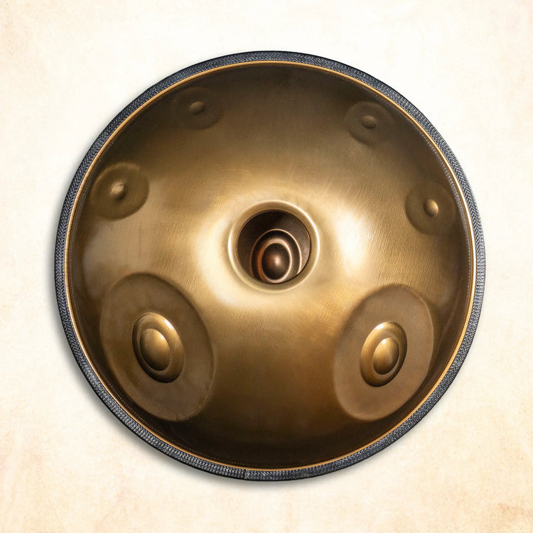 Die Spirit Soul Handpan aus Edelstahl ist das perfekte Musikinstrument für Einsteiger, um das Handpan Spielen leicht zu lernen. Sie hat einen langen und Oberton reichen Nachklang und ist einfach anzuschlagen und unkompliziert in der Pflege.