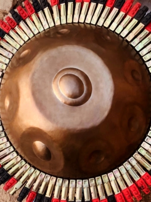 Eine sehr tief klingende Svaraa Handpan Drum wird gerade mit höchster Präzision zusammen geklebt. Höre dir daieses Klangwunder auf Handpan.World an