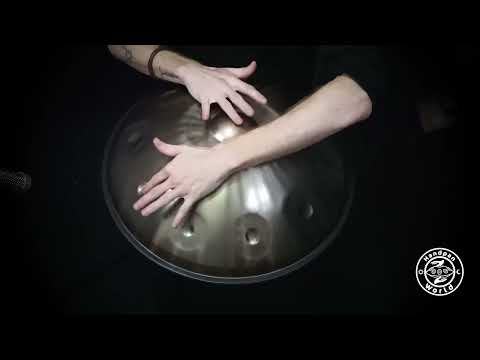 Hochwertige Aelo Handpan in der Stimmung A2 Low Pygmy, 432 Hz Frequenz aus Edelstahl bei Handpan World kaufen.