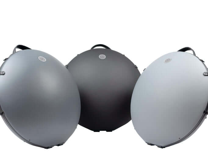Drei Handpan Hardcases aus Fiberglas in schwarz, dunkelgrau und hellgrau vor weißem Hintergrund