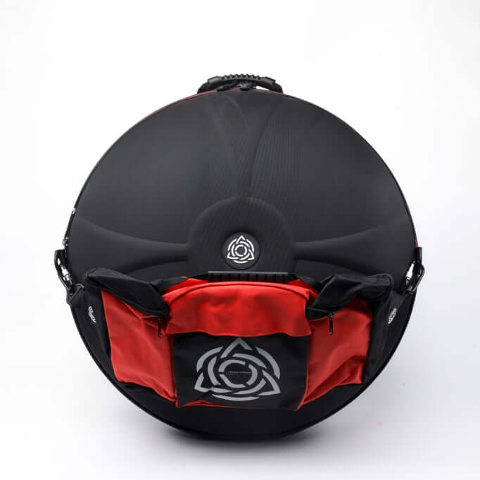 Ein rotes Pocket Bag hängt an einem Evatek Hardcase, der Handpan Rucksacktasche für sicheren und geschützten Transport Deines Handpan Drum Instruments.