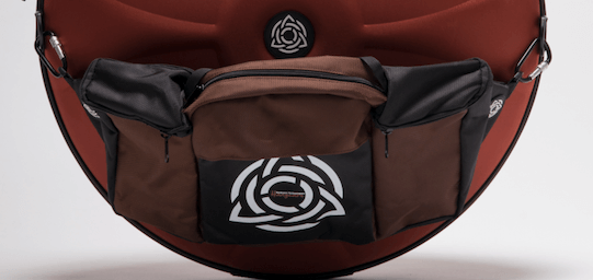 Evatek Pocket Bag in Braun angebracht auf rotem Hardcase für Handpans