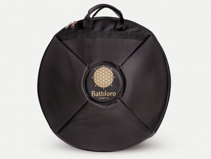 Battiloro Handpan Softcase Rucksacktasche Ansicht von Vorne mit Logo vor weißem Hintergrund