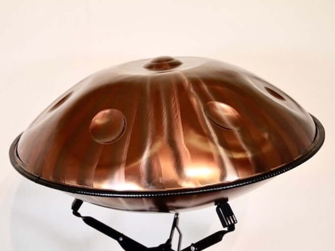 AeloPan Handpan glänzt bronce auf einem Handpanständer bereit zum spielen