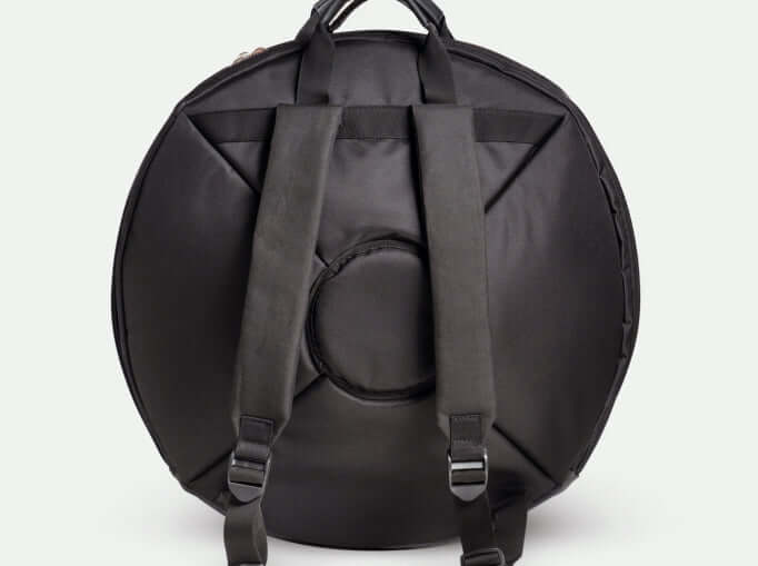 Schwarzes Handpan Softcase Rucksacktasche mit Trägern - Rücken Ansicht vor weißem Hintergrund