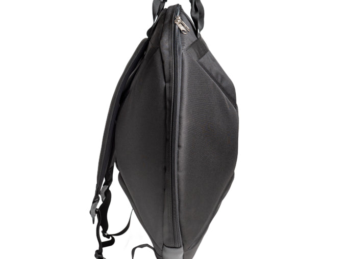 Handpantasche schwarz mit Rucksackträgern, von der Seite 