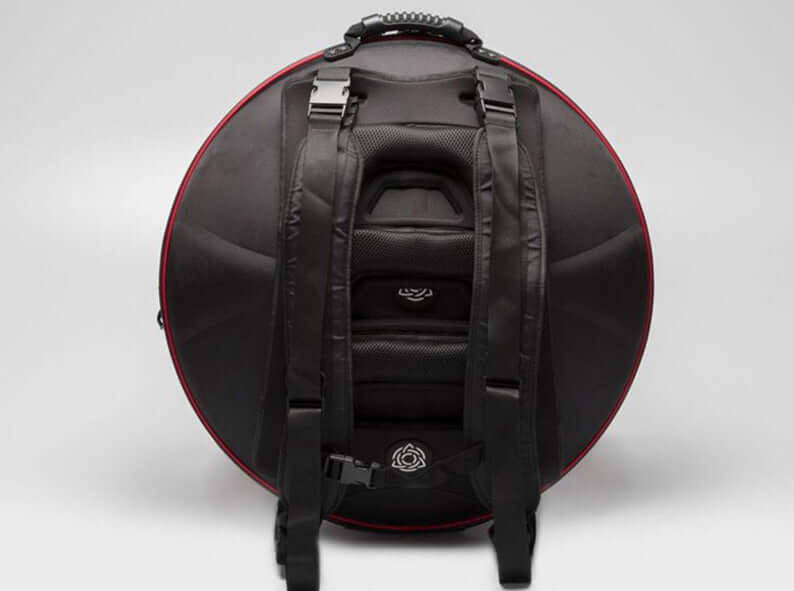 Schwarzes Handpan-Case mit angebrachter, schwarzer Rückenstütze auf der Rückseite. 