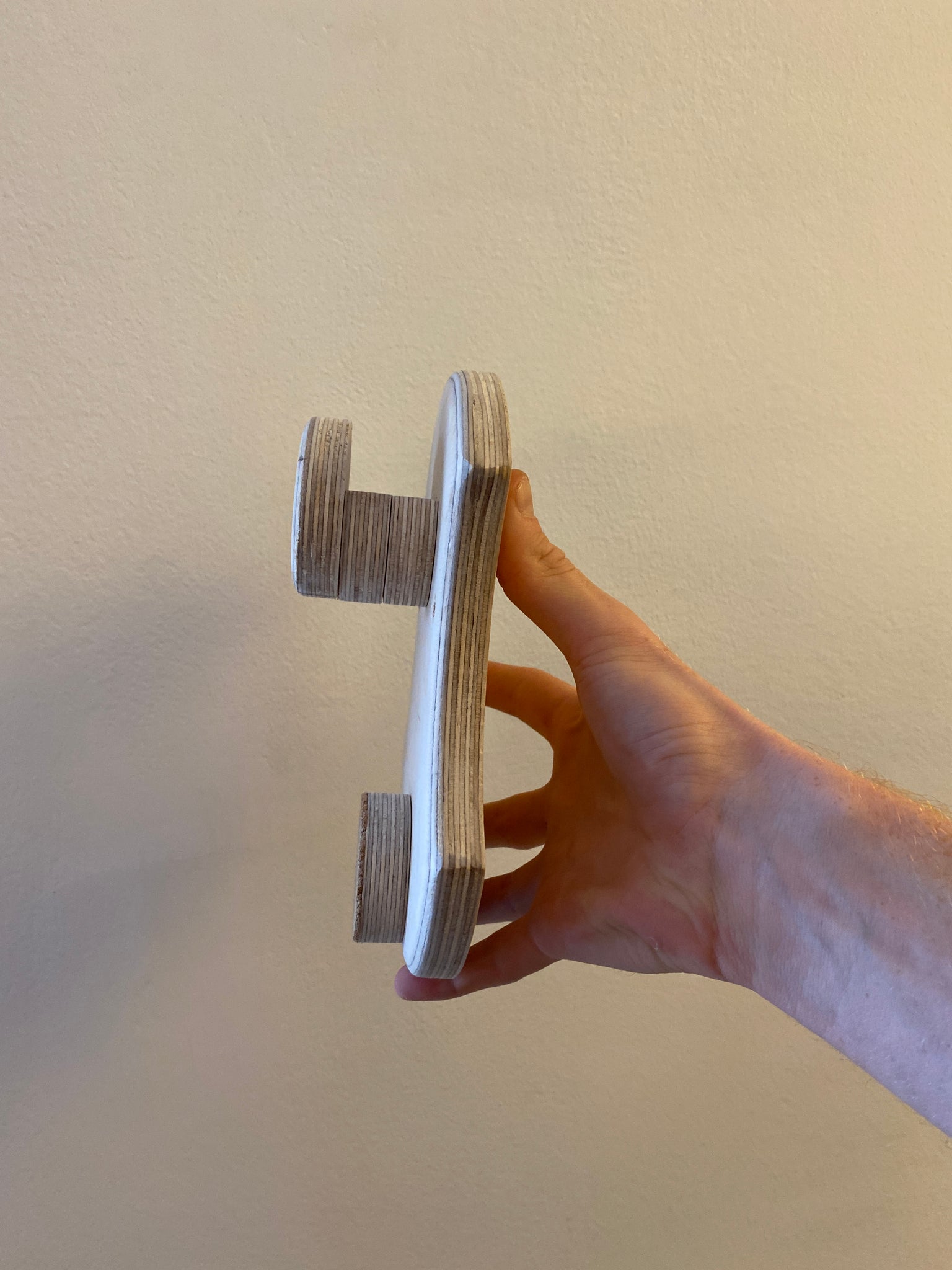 Handpan Wandhalterung ansicht von der Seite. Nicht montiert in der Hand gehalten. zum aufhängen von Handpans an die Wand