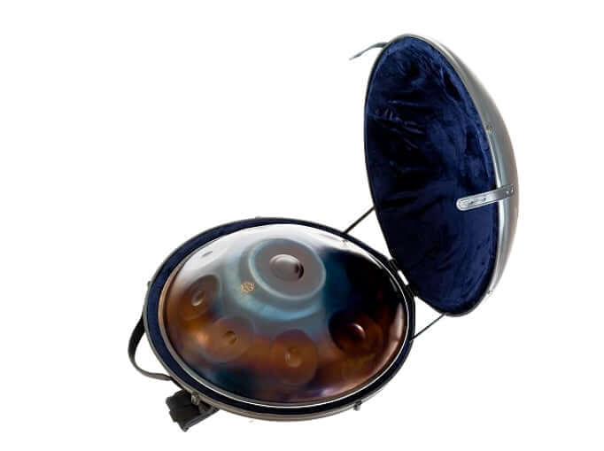 Eine bunte Kita Handpan liegt in einem mit blauem Samt gefütterten Hardcase aus dem Handpan.World Netzwerk. Kita Pantams und Handpan kaufen.