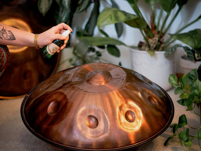 Eine Edelstahl Handpan aus Embersteel wird mit einem Handpan.World Pflege-Öl gereinigt.