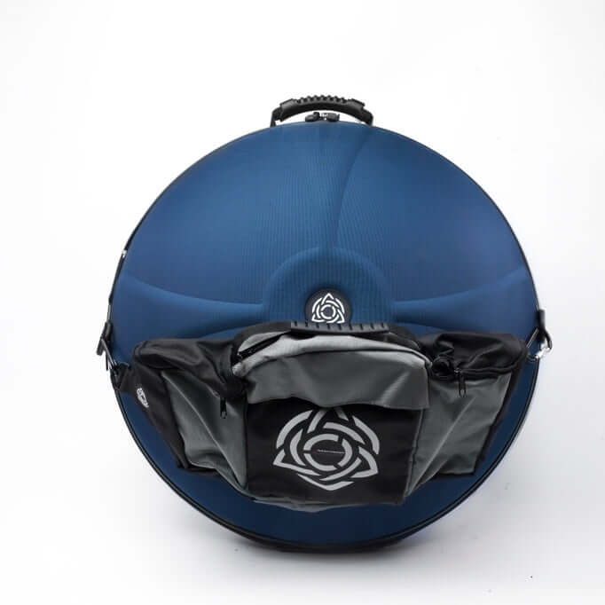 Handpan Hardcase - Evatek Pro in der Farbe stonewash dunkelblau. Ansicht von Vorne vor einem Weißen Hintergrund mit grauem pocketbag