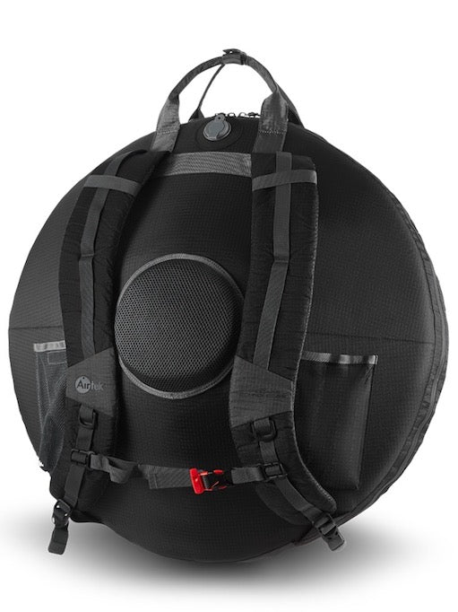 AIRTEK Handpan Case in der Farbe Black Classic Schwarz steht aufgeblasen vor einem grauen Hintergrund. Man sieht Das Handpan Case von hinten