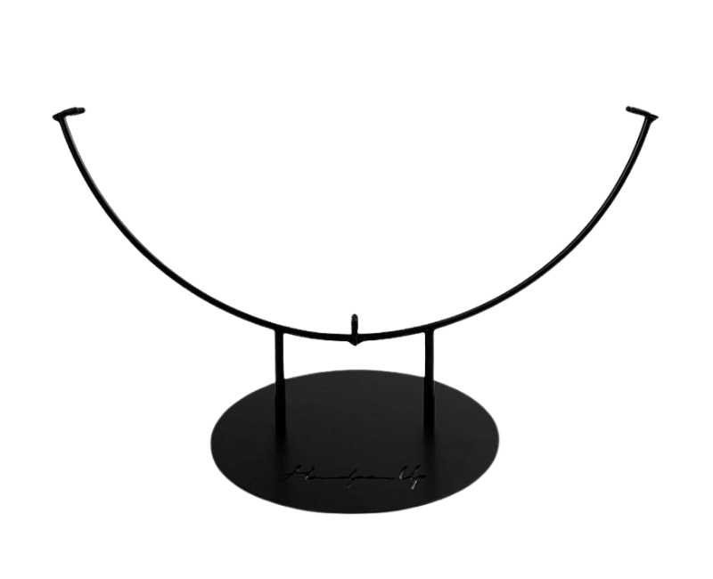 Schwarze Handpan-Up Halterung für Handpans von vorne auf einem monotonen weißen Hintergrund.