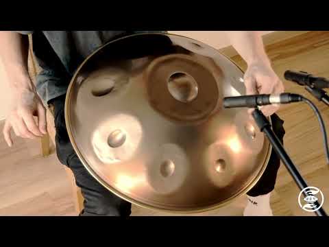 Handpanspieler von Handpan.World spielt eine Spirit Wave D Sabye 9 Handpan aus Edelstahl.