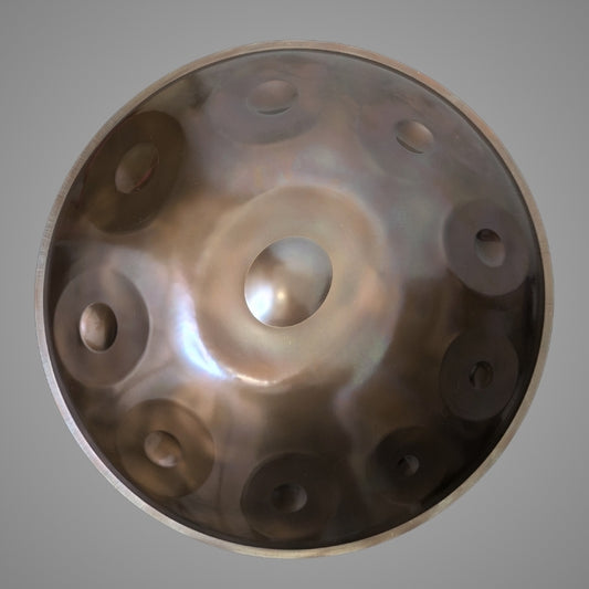 Magical Edelstahl Handpan in einer goldenen Farbe mit silbernem Schimmer.