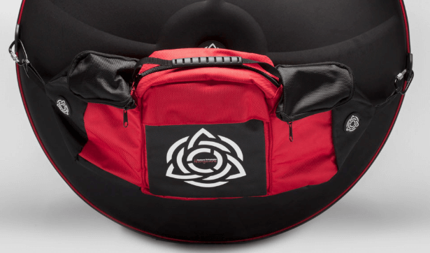 Evatek Pocket Bag in Rot angebracht auf einem schwarzen Handpan Hardcase
