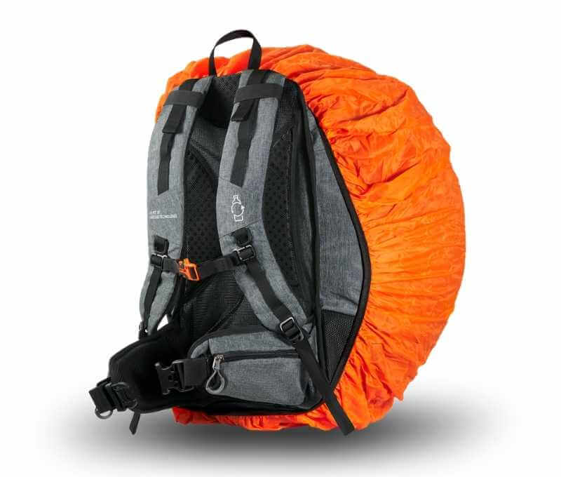 Smarty Bag von hinten in einer grauen Farbe auf einem weißen Hintergrund mit orangenem Regenschutz.