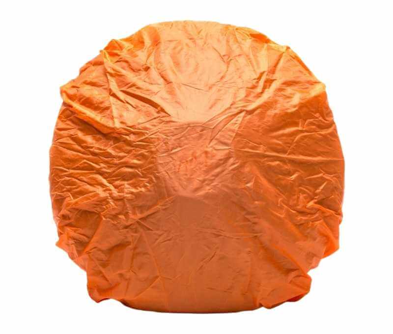 Smarty Bag von vorne in einer grauen Farbe auf einem weißen Hintergrund mit orangenem Regenschutz.